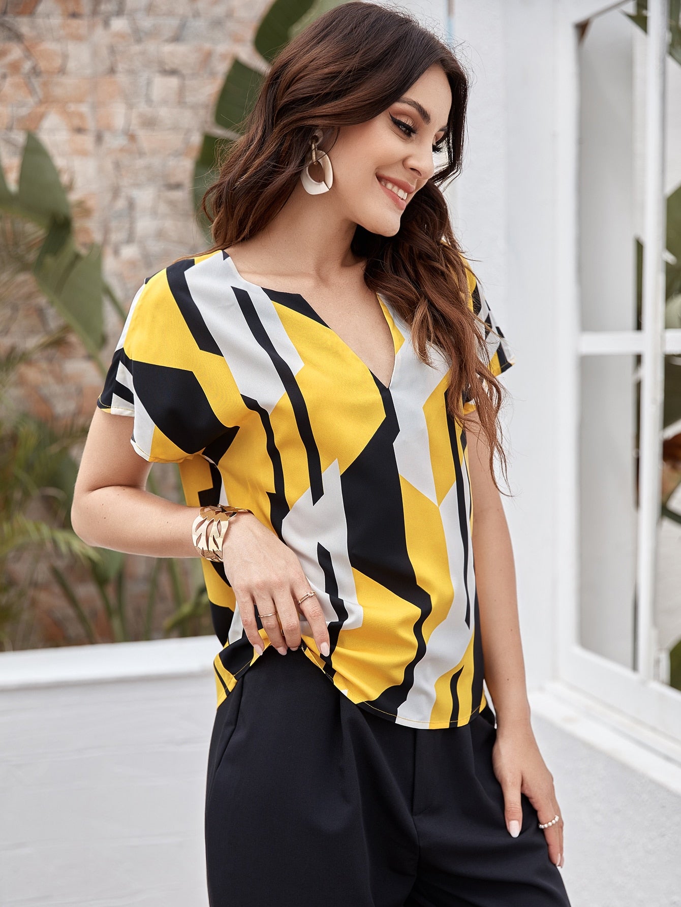 Regular Fit V-Neck  Regular Sleeves Printed Women Top